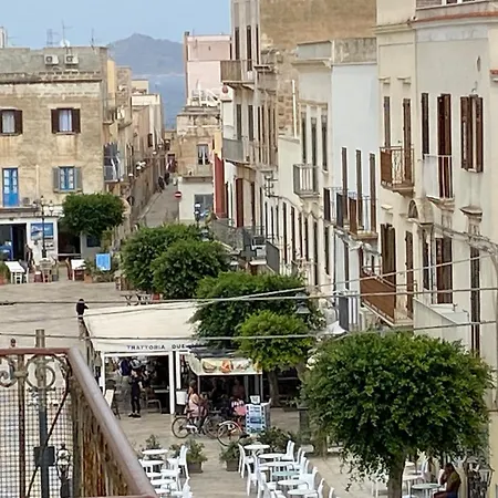 Al Centro Con Panorama Isole Egadi ファヴィニャーナ